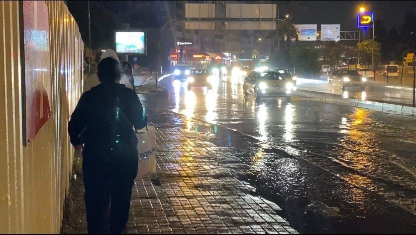 Antalya’da Aniden Bastıran Sağanağa Vatandaşlar Hazırlıksız Yakalandı