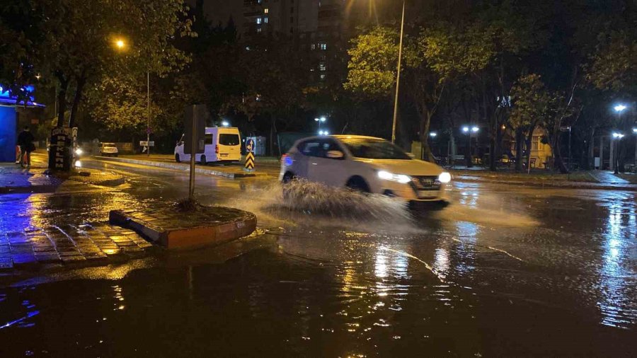 Antalya’da Aniden Bastıran Sağanağa Vatandaşlar Hazırlıksız Yakalandı