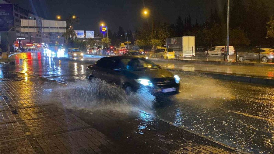 Antalya’da Aniden Bastıran Sağanağa Vatandaşlar Hazırlıksız Yakalandı