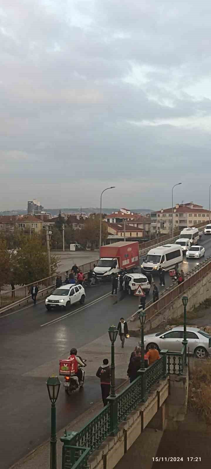 Köprüdeki Kaza Trafiğin Tıkanmasına Yol Açtı