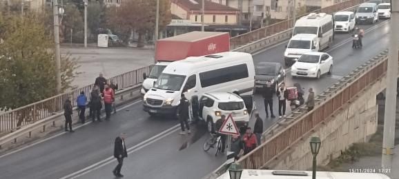 Köprüdeki Kaza Trafiğin Tıkanmasına Yol Açtı