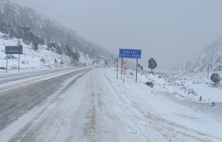 Antalya’da 1825 Rakımlı Alacabel’e Mevsimin İlk Karı Düştü