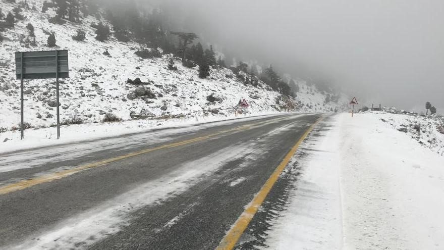 Antalya’da 1825 Rakımlı Alacabel’e Mevsimin İlk Karı Düştü