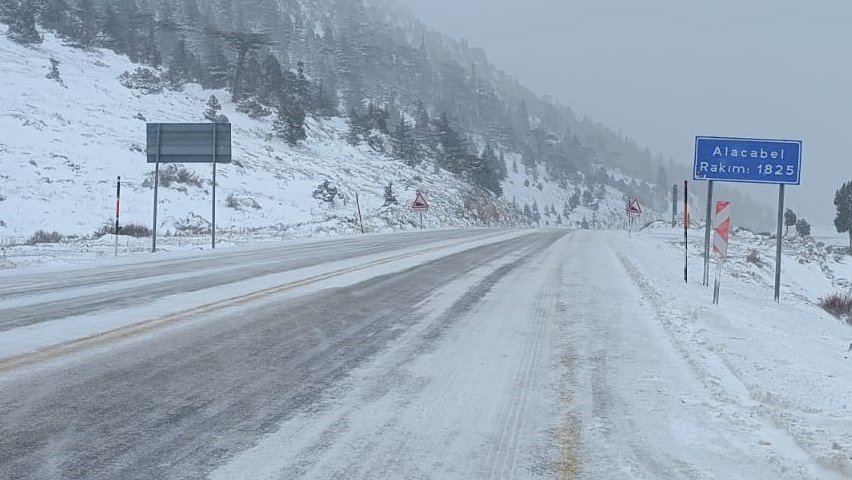 Antalya’da 1825 Rakımlı Alacabel’e Mevsimin İlk Karı Düştü