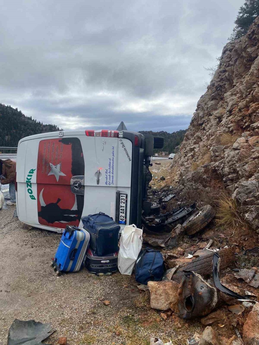 Antalya’da Yolcu Minibüsü Devrildi: 9 Yaralı