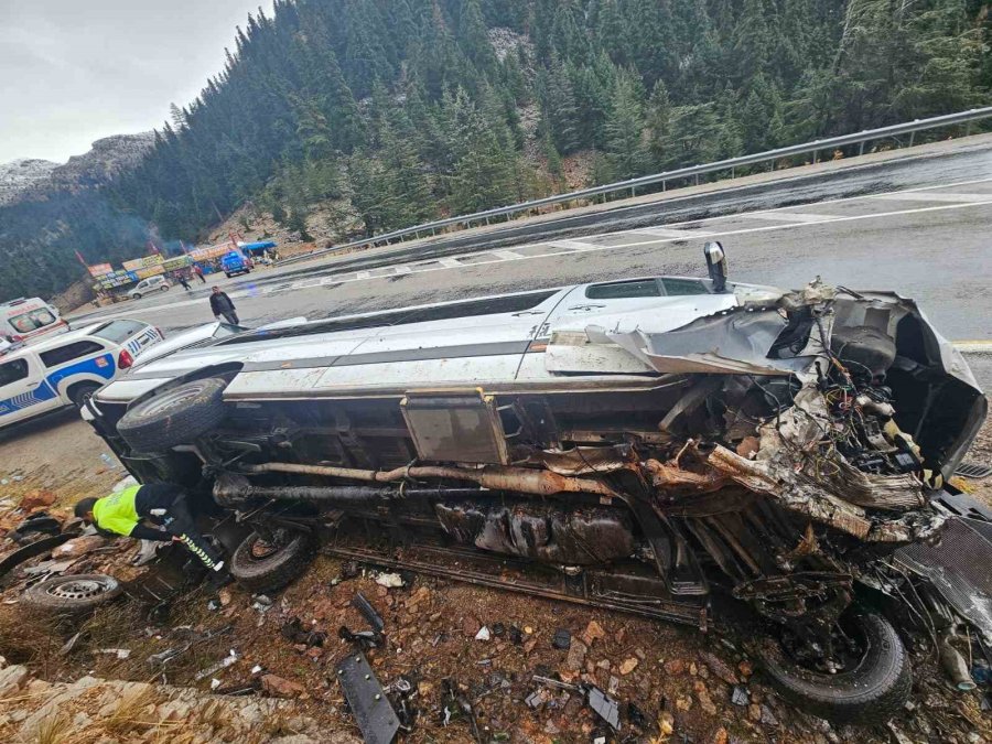 Antalya’da Yolcu Minibüsü Devrildi: 9 Yaralı