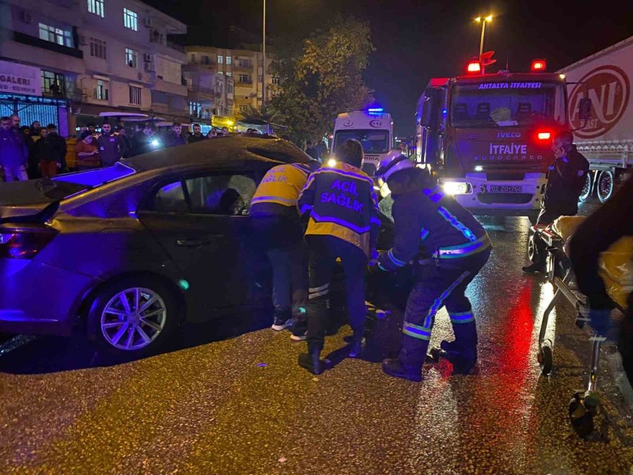 Antalya’da Tur Otobüsü Otomobille Çarpıştı: 20 Yaşındaki Sürücü Hayatını Kaybetti