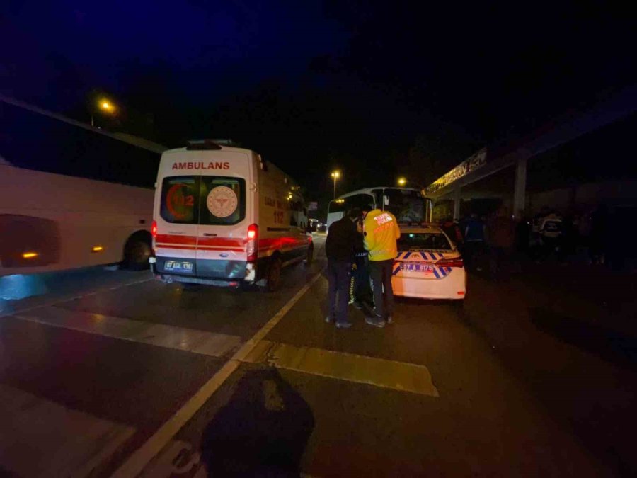 Antalya’da Tur Otobüsü Otomobille Çarpıştı: 20 Yaşındaki Sürücü Hayatını Kaybetti