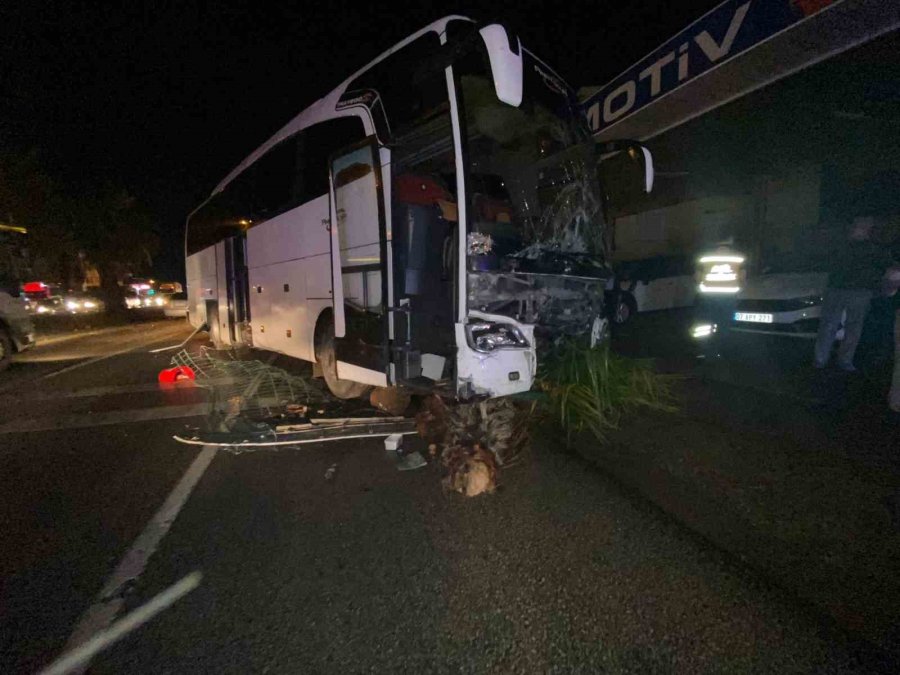 Antalya’da Tur Otobüsü Otomobille Çarpıştı: 20 Yaşındaki Sürücü Hayatını Kaybetti