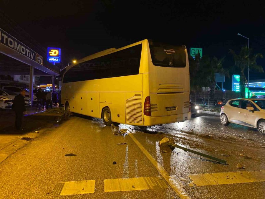 Antalya’da Tur Otobüsü Otomobille Çarpıştı: 20 Yaşındaki Sürücü Hayatını Kaybetti