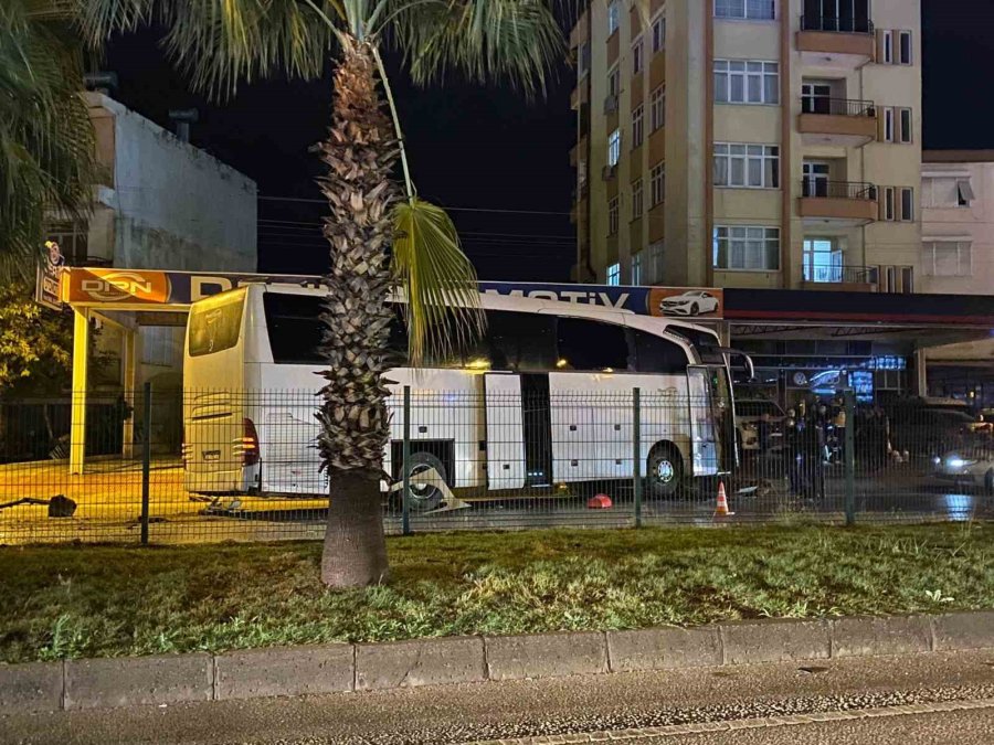 Antalya’da Tur Otobüsü Otomobille Çarpıştı: 20 Yaşındaki Sürücü Hayatını Kaybetti