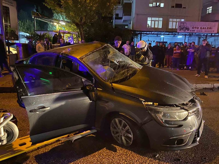 Antalya’da Tur Otobüsü Otomobille Çarpıştı: 20 Yaşındaki Sürücü Hayatını Kaybetti