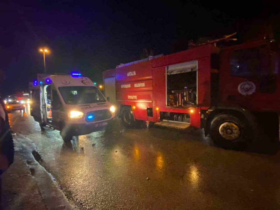 Antalya’da Tur Otobüsü Otomobille Çarpıştı: 20 Yaşındaki Sürücü Hayatını Kaybetti