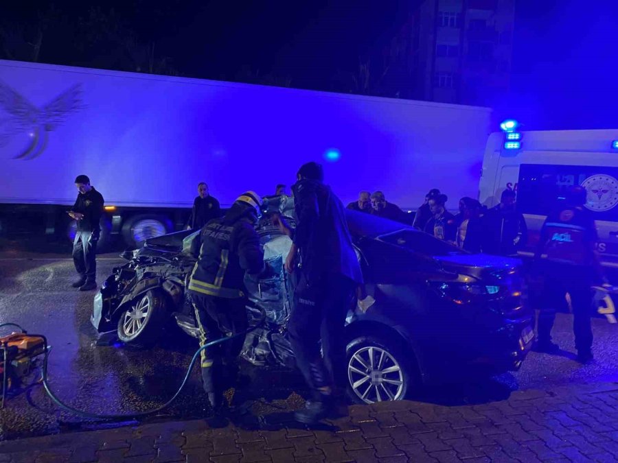 Antalya’da Tur Otobüsü Otomobille Çarpıştı: 20 Yaşındaki Sürücü Hayatını Kaybetti