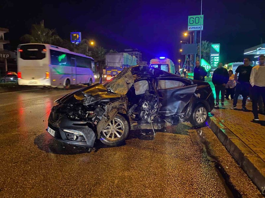 Antalya’da Tur Otobüsü Otomobille Çarpıştı: 20 Yaşındaki Sürücü Hayatını Kaybetti