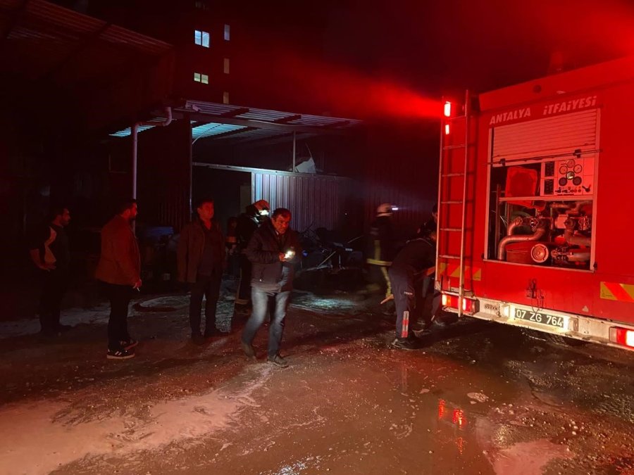 Antalya’da Belediyeye Ait Depoda Yangın