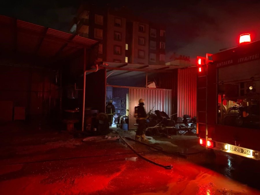 Antalya’da Belediyeye Ait Depoda Yangın