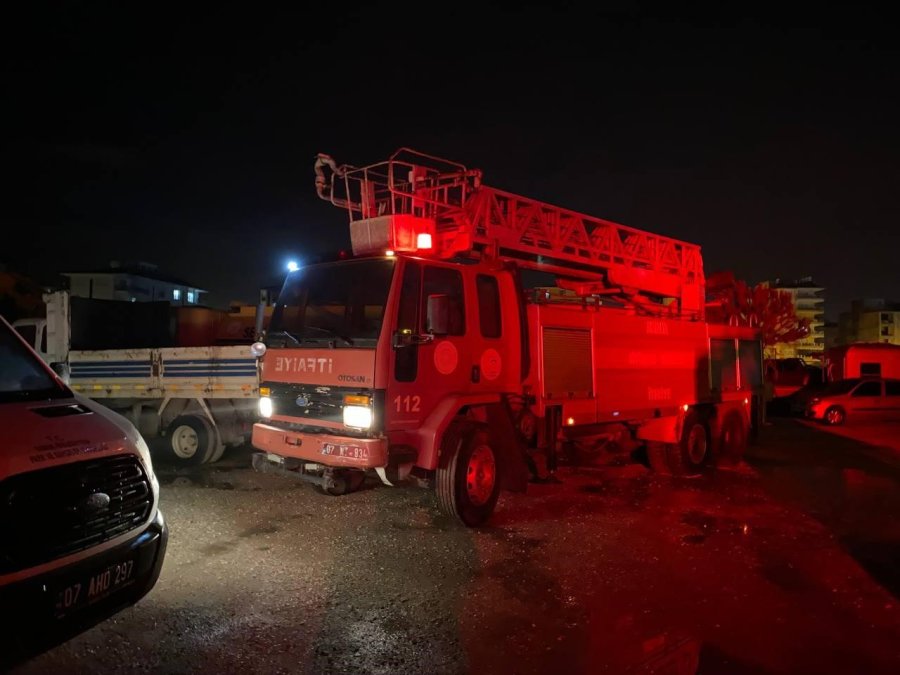 Antalya’da Belediyeye Ait Depoda Yangın