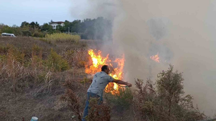 Sazlık Alandaki Yangına Hortum Ve Bidonlarla Müdahale Ettiler