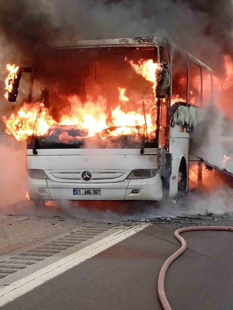 Yolcu Otobüsü Otoyolda Alev Alev Yandı