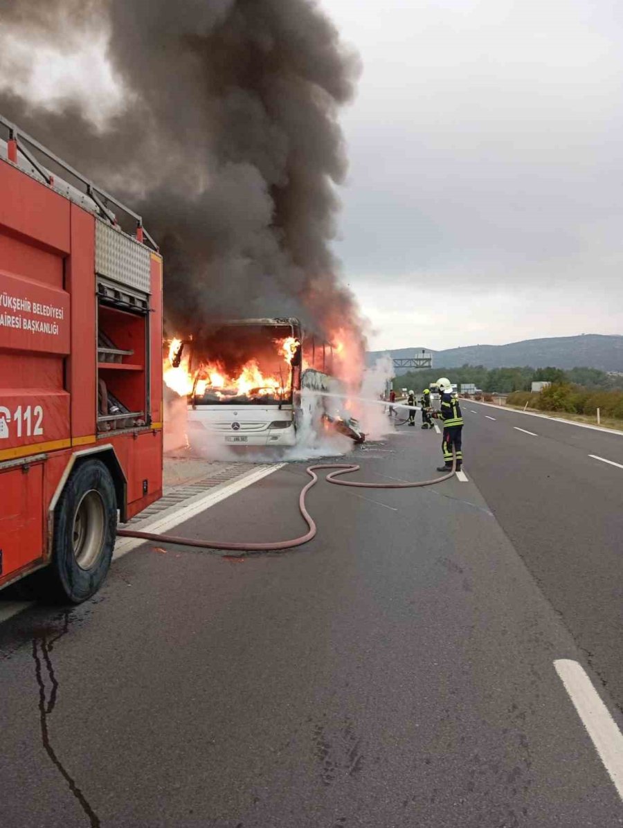 Yolcu Otobüsü Otoyolda Alev Alev Yandı