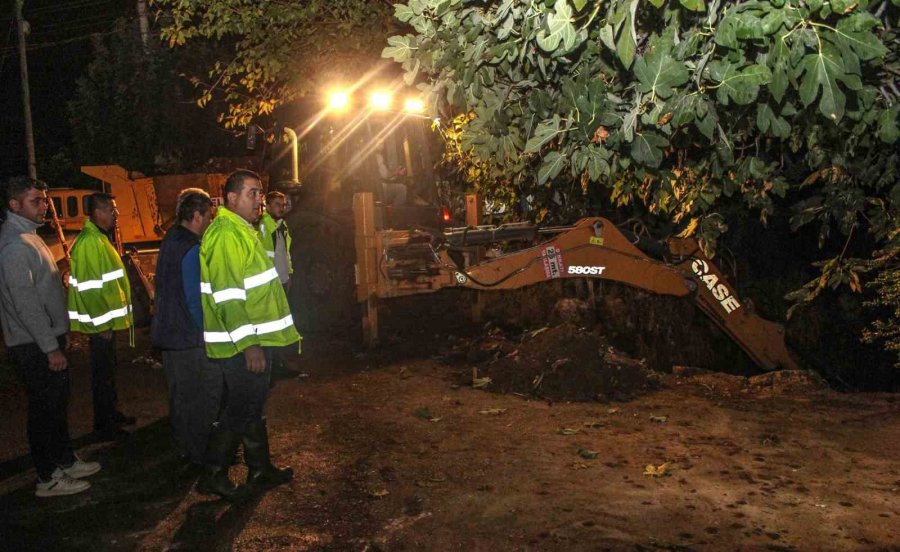 Kepez’den Su Taşkınına Karşı Gece Mesaisi