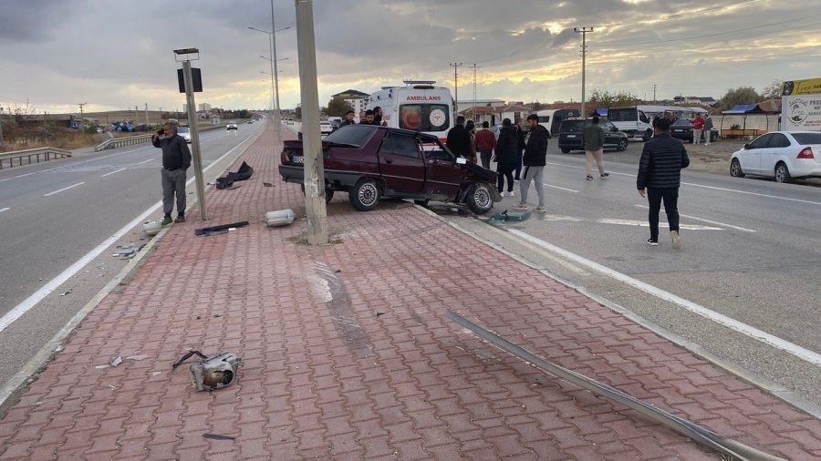 Konya’da Otomobil Refüjdeki Direğe Çarptı: 1 Yaralı