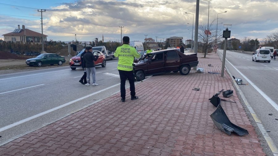 Konya’da Otomobil Refüjdeki Direğe Çarptı: 1 Yaralı