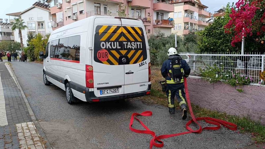 Park Halindeki Okul Servisi Yanarak Kullanılamaz Hale Geldi