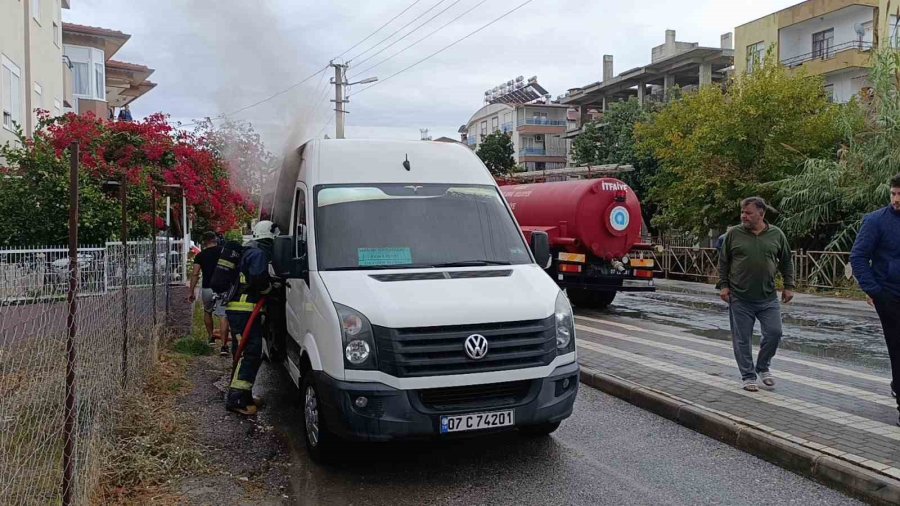 Park Halindeki Okul Servisi Yanarak Kullanılamaz Hale Geldi