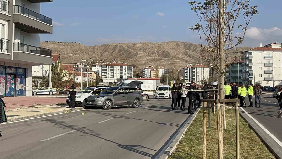 Bisikleti Kaldırıp Kaldırıma Koydun Kavgasında 1’i Polis 3 Yaralı