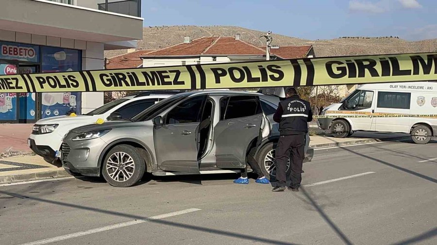 Bisikleti Kaldırıp Kaldırıma Koydun Kavgasında 1’i Polis 3 Yaralı