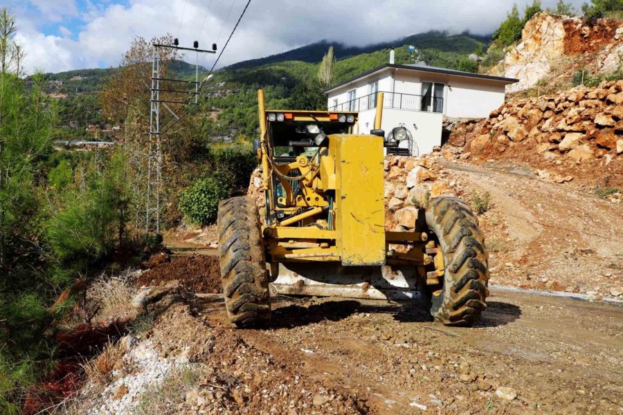 Alanya Belediyesi’nden Yağmurda Kapanan Yollara Anında Müdahale