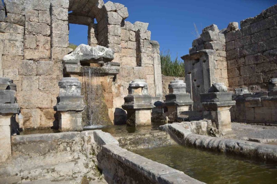 Perge Antik Kenti’ndeki Çeşmeden 1800 Yıl Sonra Su Akmaya Başladı