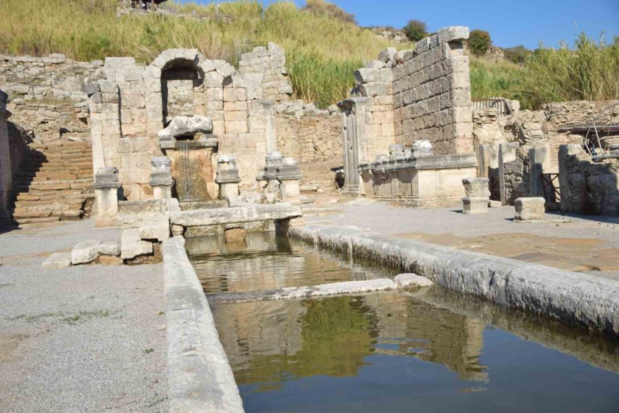 Perge Antik Kenti’ndeki Çeşmeden 1800 Yıl Sonra Su Akmaya Başladı