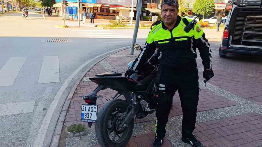 Motosikletinin Plakasını Okunmasın Diye Bereyle Kapattı, Cezadan Kurtulamadı