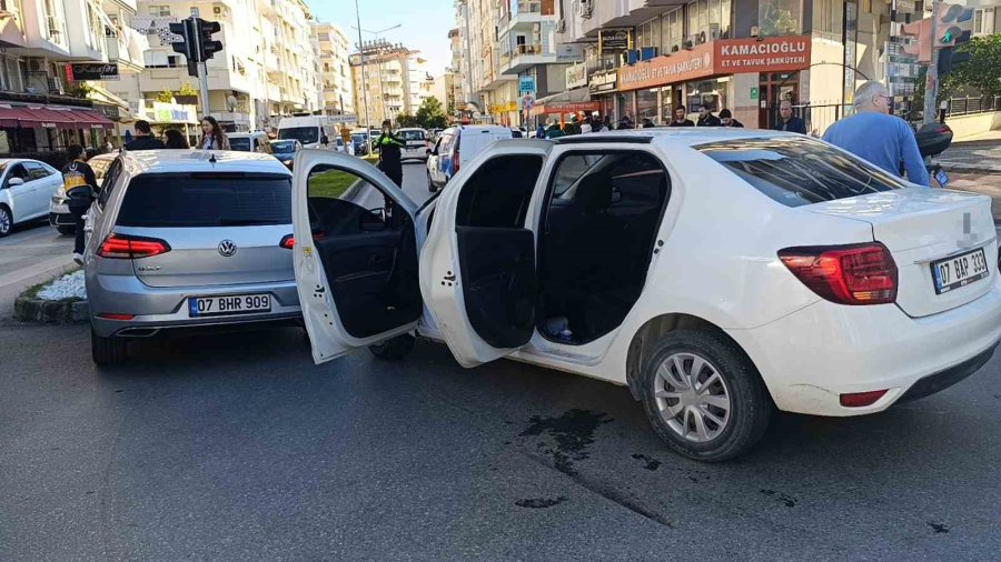 Bayılan Karısını Hastaneye Götürürken Kaza Yaptı, Ambulansla Baygın Şekilde Hastaneye Götürüldü