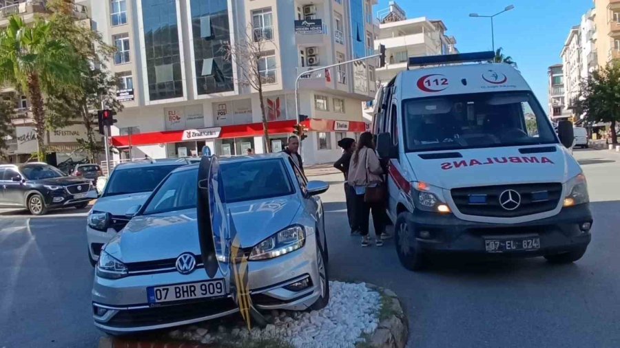 Bayılan Karısını Hastaneye Götürürken Kaza Yaptı, Ambulansla Baygın Şekilde Hastaneye Götürüldü