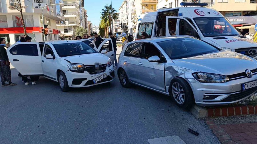 Bayılan Karısını Hastaneye Götürürken Kaza Yaptı, Ambulansla Baygın Şekilde Hastaneye Götürüldü