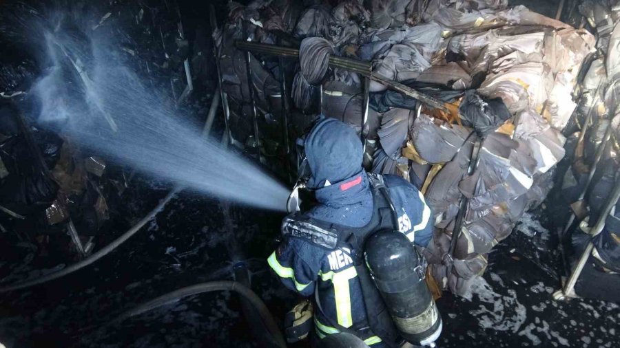 Mersin’de Tekstil Atölyesindeki Yangın Kontrol Altına Alındı