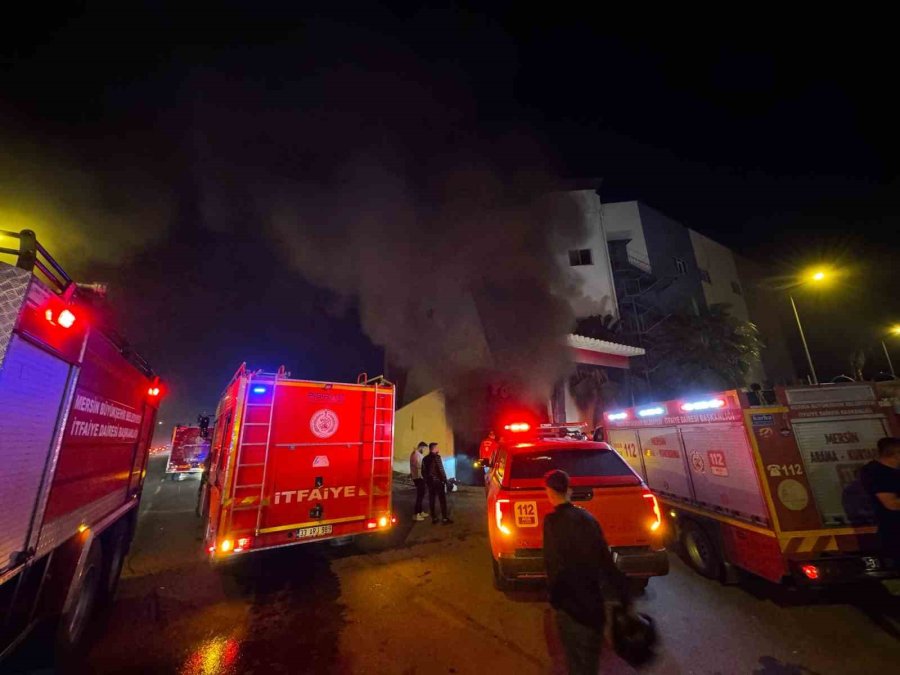 Mersin’de Tekstil Atölyesinde Yangın: 4 İşçi Dumandan Etkilendi