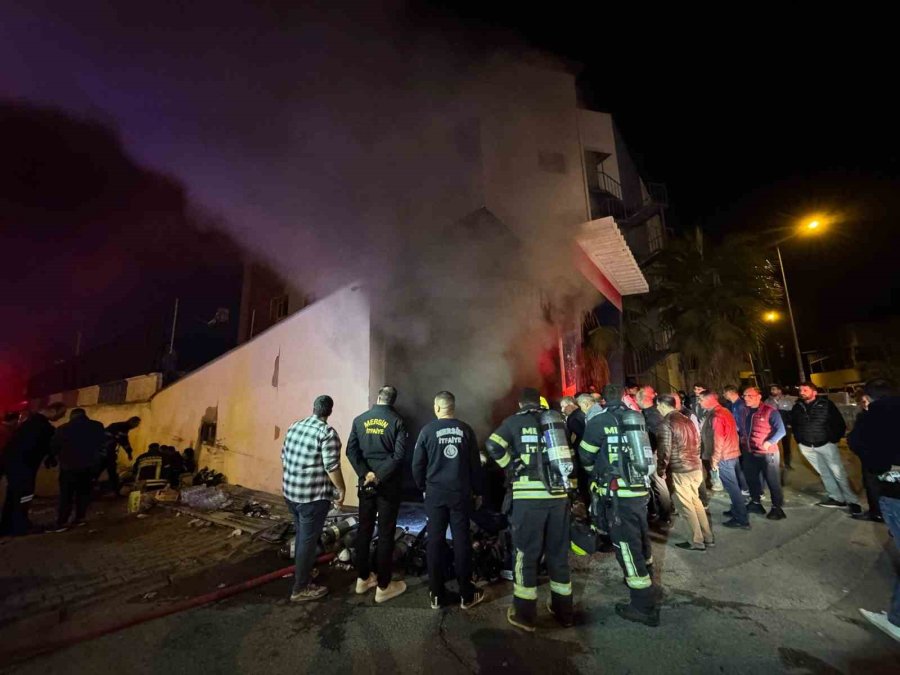 Mersin’de Tekstil Atölyesinde Yangın: 4 İşçi Dumandan Etkilendi