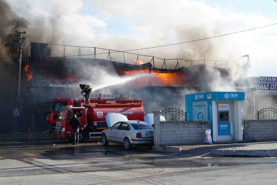 Niğde’de Otomobil Tamirhanesi Yangında Küle Döndü