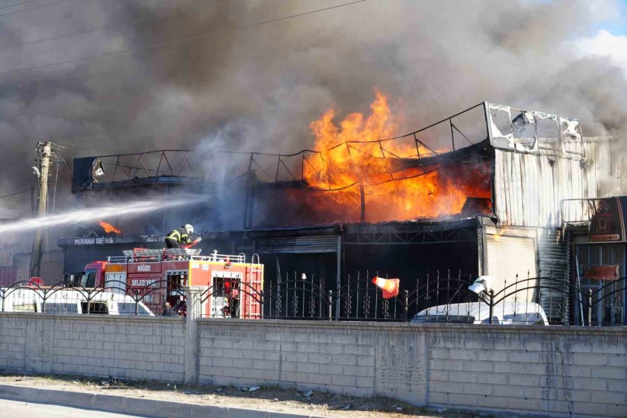 Niğde’de Otomobil Tamirhanesi Yangında Küle Döndü