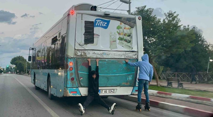 Halk Otobüsü Arkasına Takılan Patenli Çocukların Tehlikeli Yolculuğu