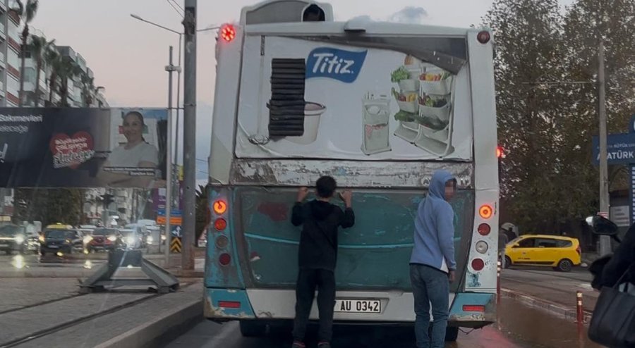 Halk Otobüsü Arkasına Takılan Patenli Çocukların Tehlikeli Yolculuğu