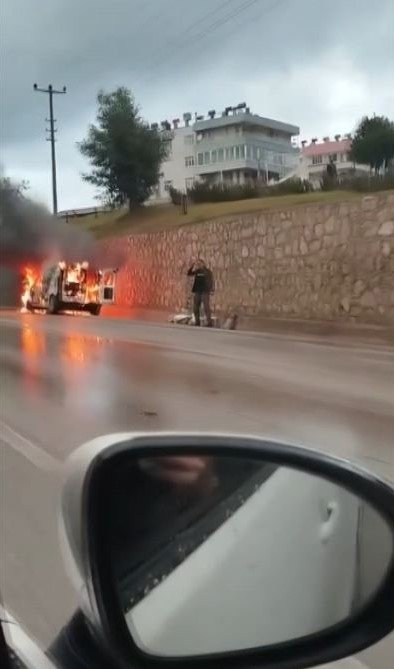 Antalya’da Kuruyemiş Yüklü Araç Alev Alev Yanarak Küle Döndü