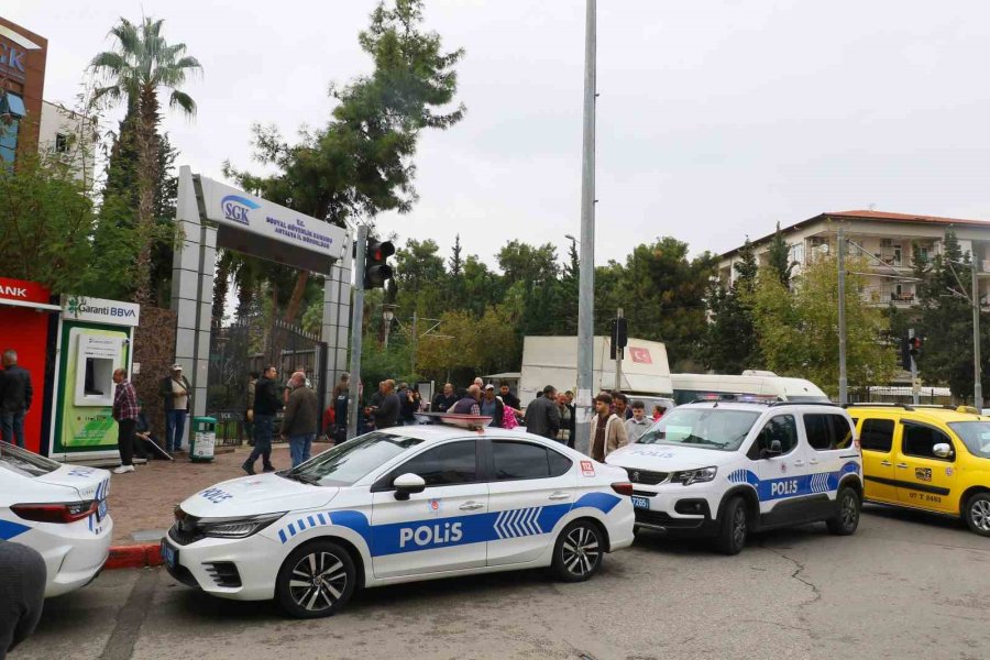 Sgk İl Müdürlüğü Bahçesinde Bıraktığı Sırt Çantası Polisi Alarma Geçirdi