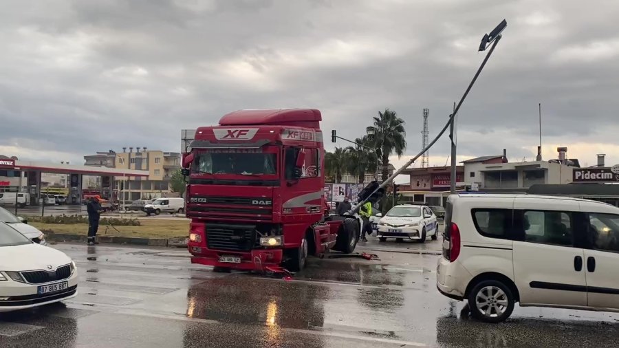 Serik’te Tırlar Çarpıştı: 1 Yaralı