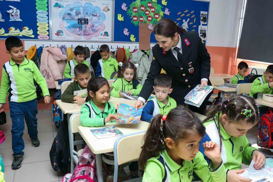 Dünya Çocuk Hakları Günü Nedeniyle Jandarma Ekiplerinden İlkokul Ziyareti